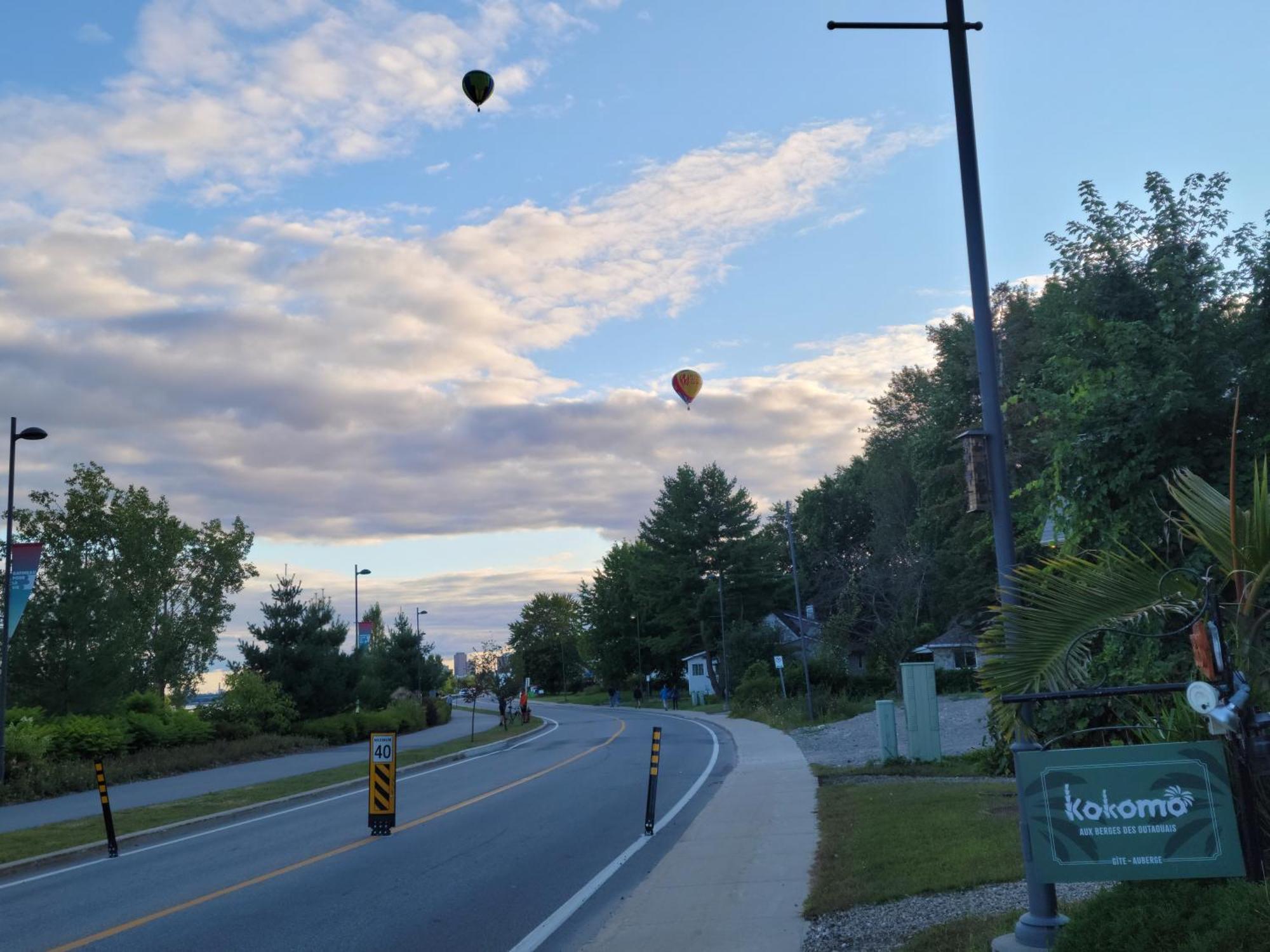 Kokomo INN Bed&Breakfast Ottawa-Gatineau's Only Tropical Riverfront B&B on the National Capital Cycling Pathway Route Verte #1 - for Adults Only - Chambre d'hôtes tropical aux berges des Outaouais BnB #17542O Exterior foto