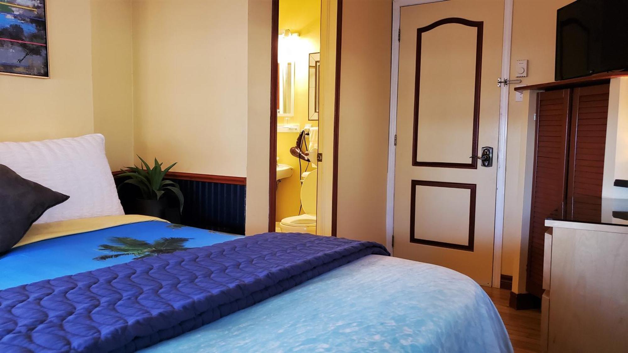 Kokomo INN Bed&Breakfast Ottawa-Gatineau's Only Tropical Riverfront B&B on the National Capital Cycling Pathway Route Verte #1 - for Adults Only - Chambre d'hôtes tropical aux berges des Outaouais BnB #17542O Quarto foto