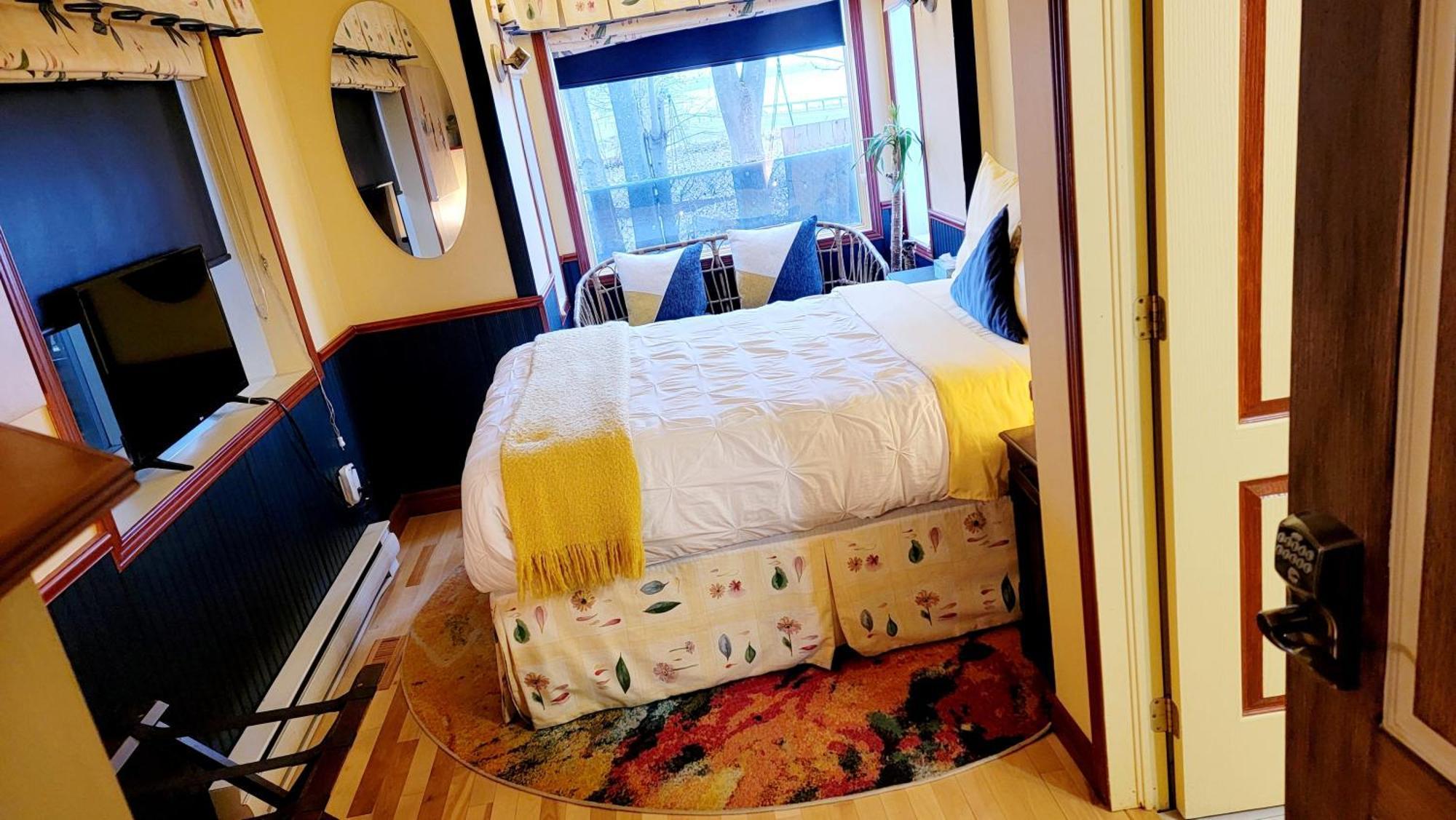 Kokomo INN Bed&Breakfast Ottawa-Gatineau's Only Tropical Riverfront B&B on the National Capital Cycling Pathway Route Verte #1 - for Adults Only - Chambre d'hôtes tropical aux berges des Outaouais BnB #17542O Exterior foto