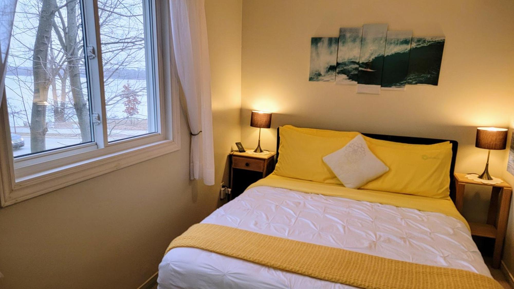 Kokomo INN Bed&Breakfast Ottawa-Gatineau's Only Tropical Riverfront B&B on the National Capital Cycling Pathway Route Verte #1 - for Adults Only - Chambre d'hôtes tropical aux berges des Outaouais BnB #17542O Quarto foto
