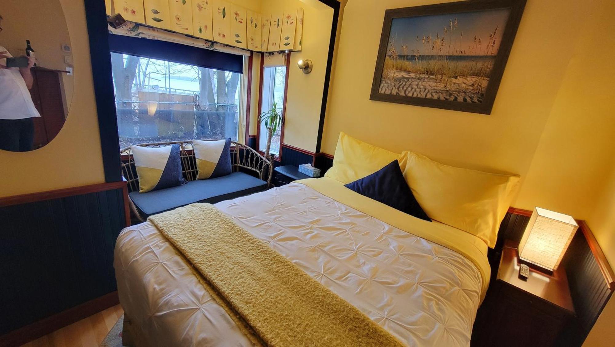 Kokomo INN Bed&Breakfast Ottawa-Gatineau's Only Tropical Riverfront B&B on the National Capital Cycling Pathway Route Verte #1 - for Adults Only - Chambre d'hôtes tropical aux berges des Outaouais BnB #17542O Quarto foto