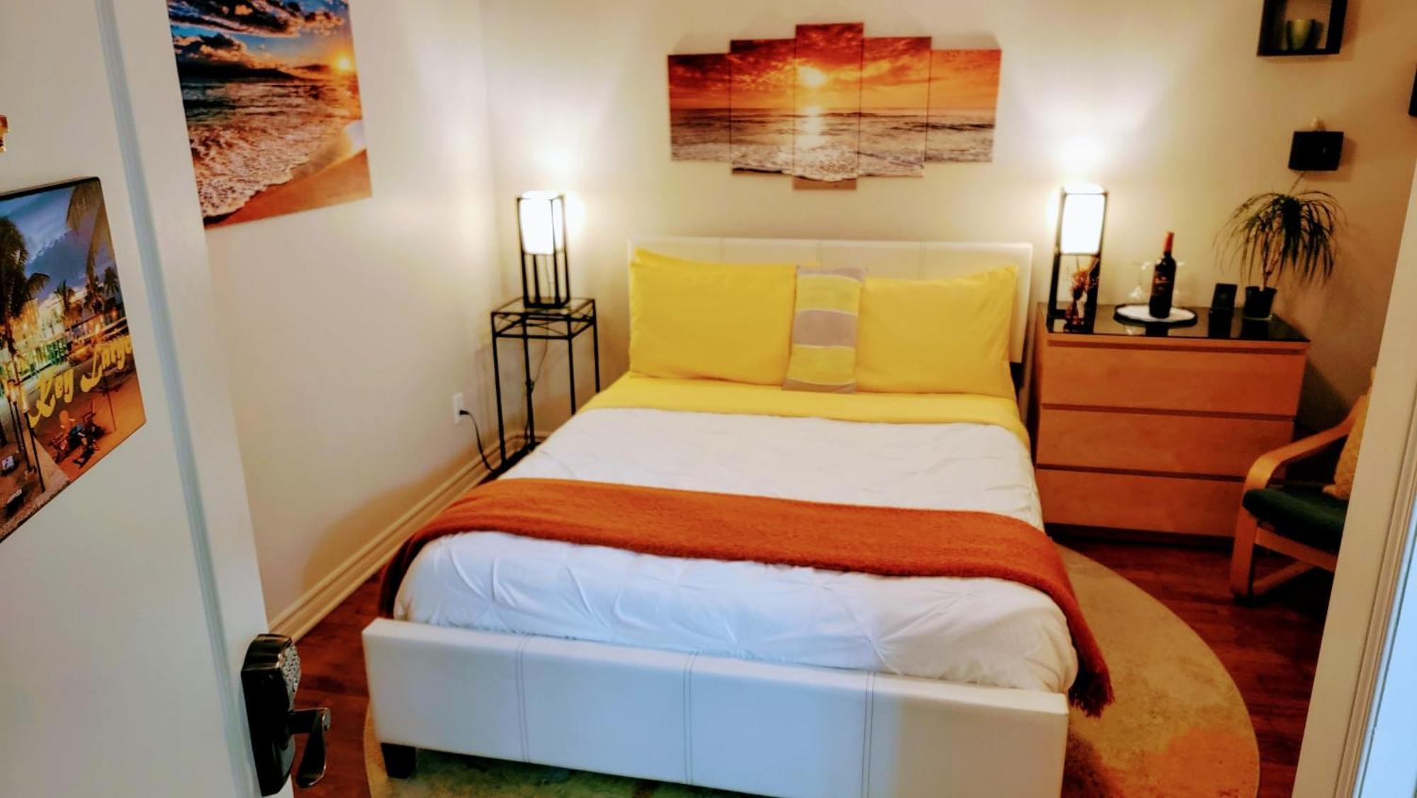 Kokomo INN Bed&Breakfast Ottawa-Gatineau's Only Tropical Riverfront B&B on the National Capital Cycling Pathway Route Verte #1 - for Adults Only - Chambre d'hôtes tropical aux berges des Outaouais BnB #17542O Quarto foto