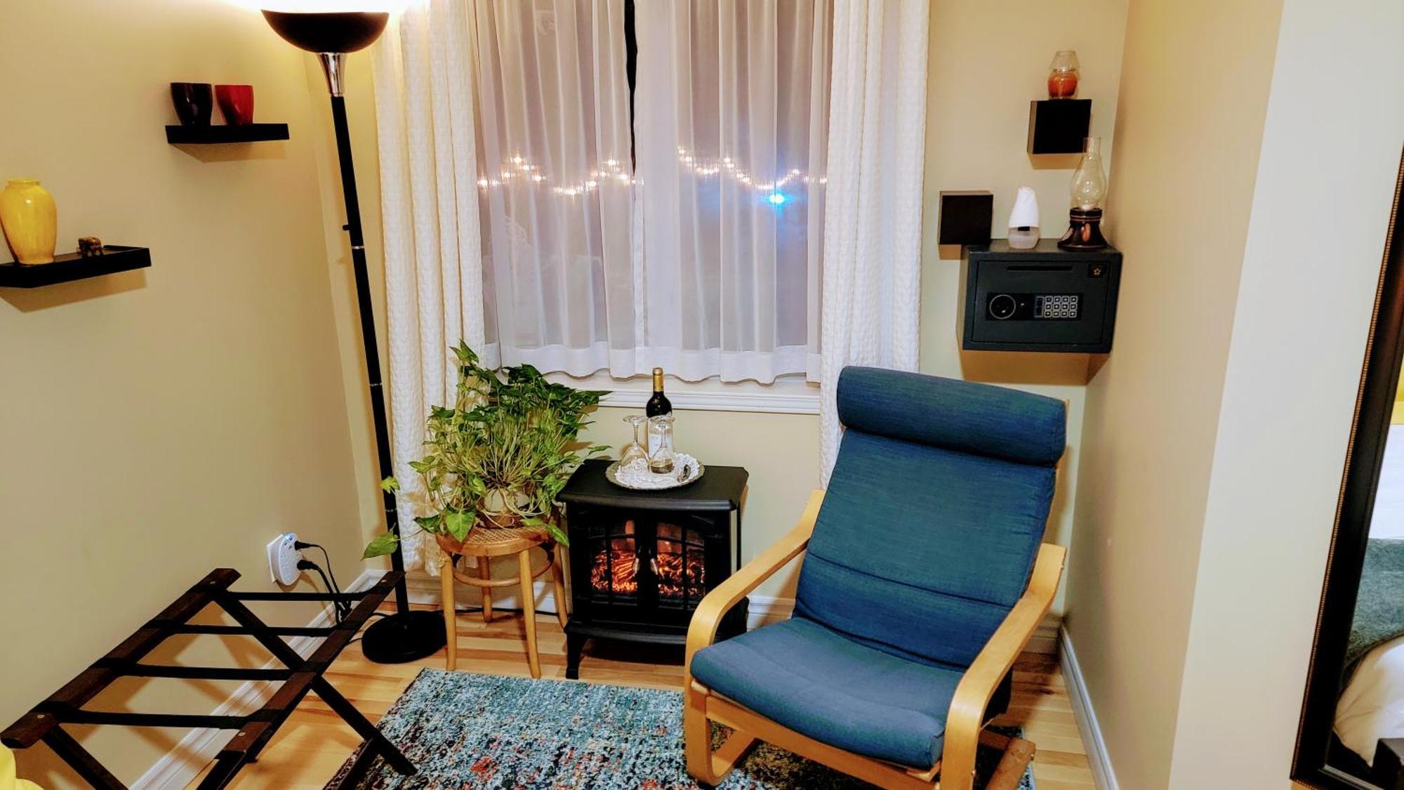 Kokomo INN Bed&Breakfast Ottawa-Gatineau's Only Tropical Riverfront B&B on the National Capital Cycling Pathway Route Verte #1 - for Adults Only - Chambre d'hôtes tropical aux berges des Outaouais BnB #17542O Quarto foto