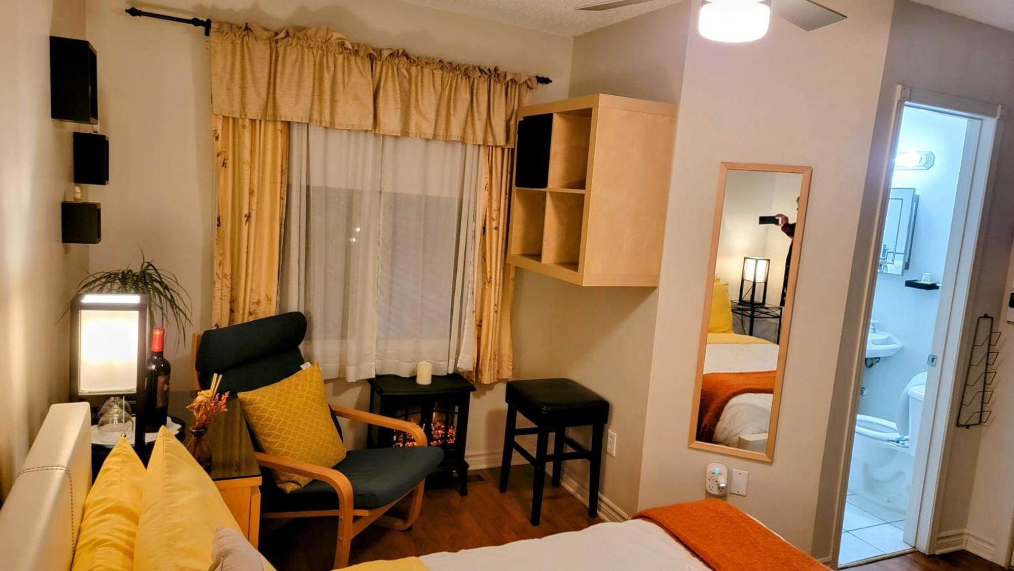 Kokomo INN Bed&Breakfast Ottawa-Gatineau's Only Tropical Riverfront B&B on the National Capital Cycling Pathway Route Verte #1 - for Adults Only - Chambre d'hôtes tropical aux berges des Outaouais BnB #17542O Quarto foto