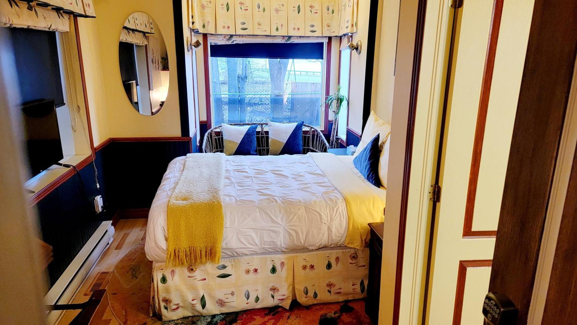 Kokomo INN Bed&Breakfast Ottawa-Gatineau's Only Tropical Riverfront B&B on the National Capital Cycling Pathway Route Verte #1 - for Adults Only - Chambre d'hôtes tropical aux berges des Outaouais BnB #17542O Quarto foto