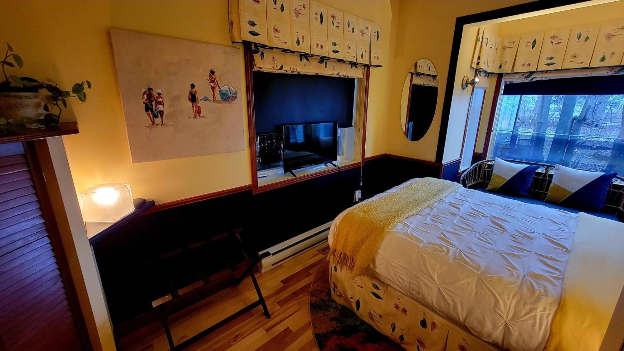 Kokomo INN Bed&Breakfast Ottawa-Gatineau's Only Tropical Riverfront B&B on the National Capital Cycling Pathway Route Verte #1 - for Adults Only - Chambre d'hôtes tropical aux berges des Outaouais BnB #17542O Quarto foto